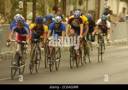 Athen, Griechenland 25SEP04: Road Cycling at the Paralympic Games: Games: Peloton Action im LC3. Und LC4. Straßenrennen für Amputierte für Männer. ©Bob Daemmrich Stockfoto