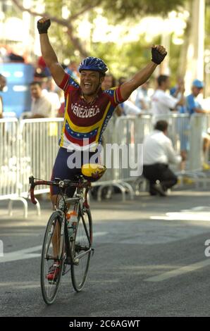 Athen, Griechenland 25SEP04: Straßenradsport bei den Paralympischen Spielen: Venezuelas Victor Marquez feiert seinen dritten Platz beim LC3-Straßenrennen mit einem 1:44.10-Takt bei den Paralympics. ©Bob Daemmrich Stockfoto