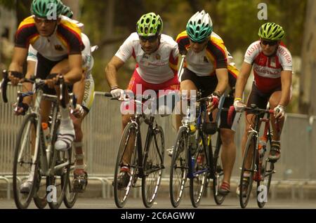 Athen, Griechenland 25SEP04: Straßenradsport bei den Paralympischen Spielen: Peleton-Action beim LC3- und LC4-Straßenrennen der Männer bei den Paralympics in Athen. ©Bob Daemmrich Stockfoto