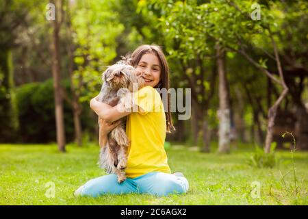 Das glückliche Mädchen und ihr vierbeiniger Freund Stockfoto