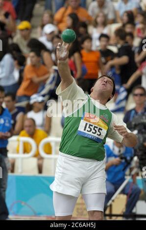 Athen, Griechenland 24SEP04: Irans Javad Mousavi hat einen Wurf von 13,52 Metern in der Aufnahme, Put F44/46-Klasse für Männer. ©Bob Daemmrich Stockfoto