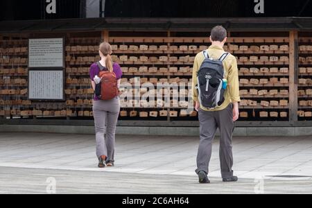 Touristen am Meiji Jingu Shinto Shrine Internal Compound, Tokyo, Japan Stockfoto