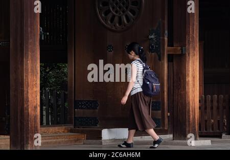 Touristen am Meiji Jingu Shinto Shrine Internal Compound, Tokyo, Japan Stockfoto