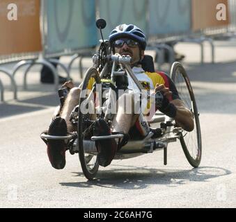 Athen, Griechenland 24SEP04: Paralympische Spiele Andreas Kiemes in Men's HC Ein Handradrennen bei den Paralympics. ©Bob Daemmrich Stockfoto