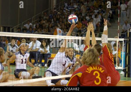 Athen, Griechenland 24SEP04: US-Frauen-Volleyballmannschaft in Weiß gegen die Ukraine in Rot. ©Bob Daemmrich Stockfoto