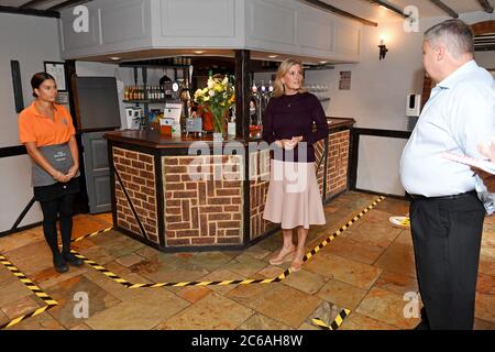 Die Gräfin von Wessex spricht mit Mitarbeitern und Conrad Sturt während ihres Besuchs im Half Moon Public House in Windlesham. Stockfoto