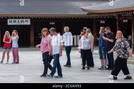 Touristen am Meiji Jingu Shinto Shrine Internal Compound, Tokyo, Japan Stockfoto