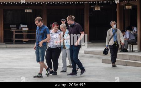 Touristen am Meiji Jingu Shinto Shrine Internal Compound, Tokyo, Japan Stockfoto