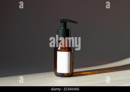 Amber Glas Pumpe Flasche Mockup mit natürlichen Bio-Shampoo oder Handgel Seife. Beauty-Produkt Verpackungsdesign mit weißem Etikett. Stockfoto