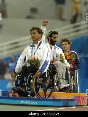 Athen, Griechenland 23SEP04: Medaillenverleihung der Paralympischen Spiele in der 400 Meter langen T53-Klasse der Männer mit (von links nach rechts) Silbermedaillengewinner Hong Suk man von Korea, Goldmedaillengewinner Hamad Aladwani aus Kuwait und Bronzemedaillengewinner Joshua George aus den USA. ©Bob Daemmrich Stockfoto