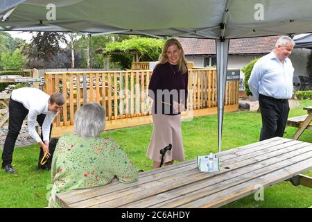 Die Gräfin von Wessex spricht mit Jamie Sturt, Helga Sturt und Conrad Sturt während ihres Besuchs im Half Moon Public House in Windlesham. Stockfoto