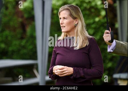 Die Gräfin von Wessex spricht mit Conrad Sturt während ihres Besuches im Half Moon Public House in Windlesham. Stockfoto