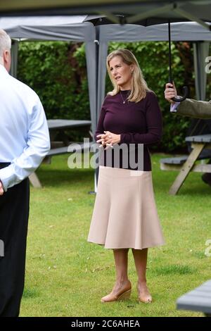 Die Gräfin von Wessex spricht mit Conrad Sturt während ihres Besuches im Half Moon Public House in Windlesham. Stockfoto