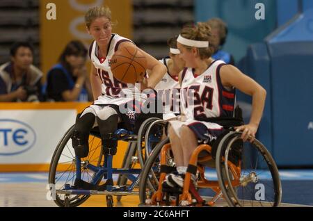 Athen, Griechenland 23 2004. September: Mitglieder des Paralympischen Frauenbasketballspiels der USA treten in einem Spiel gegen die japanische Nationalmannschaft an. Die USA gewannen 70-33 in einem Aufstand bei den Paralympics. Von links nach rechts, Carlee Hoffman (15) und Patricia Cisneros (5). ©Bob Daemmrich Stockfoto