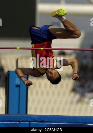 Athen, Griechenland , September 23 2004: Chinas bin Hou gewinnt den Hochsprung der F42 Männer mit einem Sprung von 1,77 Metern bei den Paralympics in Athen. ©Bob Daemmrich Stockfoto