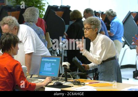 Austin, Texas, USA, Oktober 19 2004: Frühe Wähler im Rebekah Baines Johnson (RBJ) Retirement Center bereiten sich darauf vor, bei den Parlamentswahlen im November 2 Wahlurnen abzugeben. ©Bob Daemmrich Stockfoto