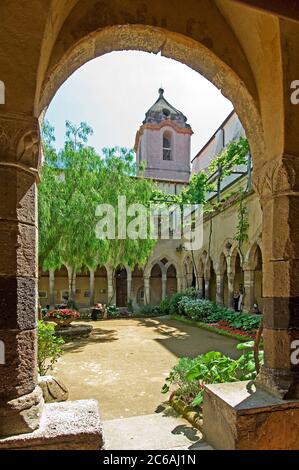 Die wunderschönen mittelalterlichen Kreuzgänge des Klosters San Francesco in Sorrento, in der Nähe von Neapel, Italien Stockfoto