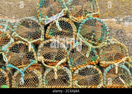 Ein Haufen Hummertöpfe auf einem Kai Stockfoto