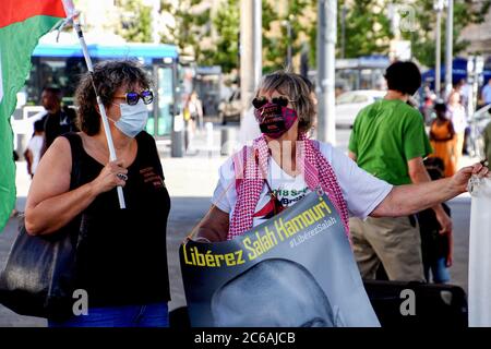 Demonstranten, die Gesichtsmasken tragen, als Vorsichtsmaßnahme gegen 19., während der Demonstration.einige Leute versammelten sich im alten Hafen von Marseille, um die Freilassung des französisch-palästinensischen Anwalts Salah Hamouri zu fordern, der seit dem 23. August 2017 von Israel festgenommen wird. Stockfoto