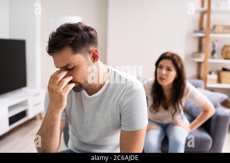 Trauriger Mann Argumentierend Paar Familie Scheidung Mit Frau Stockfoto