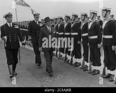 Segler der Royal Navy, Teil der Besatzung der HMS Warrior, werden in Argentinien bei einer Parade inspiziert Stockfoto