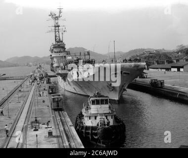 HMS Warrior eine Colossus-Klasse, British Light Fleet Carrier, der britischen Royal Navy, im Panamakanal Stockfoto