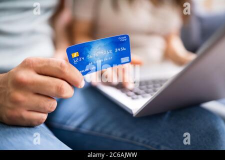 Online-Shopping Für Paare. Frau, Die Im Internet-Geschäft Kauft Stockfoto