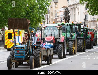 London, Großbritannien. Juli 2020. 12 Traktoren fahren Whitehall hinunter. Save Britsh Landwirtschaft Demonstration. 12 Traktoren fahren durch Westminster, um die Regierung zum Schutz britischer Arbeitsplätze zu drängen. Sie fürchten, dass mit den USA Abkommen über die Einfuhr von chloriertem Huhn und hormonerzeugtem Rindfleisch nach Großbritannien möglich wären. Quelle: Tommy London/Alamy Live News Stockfoto