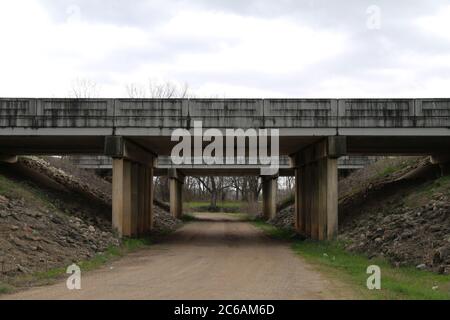 Eine Betonstraßenbrücke über einen Feldweg Stockfoto