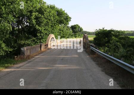 Eine Landflußbrücke im Ackerland an einer Feldstraßenkreuzung Stockfoto