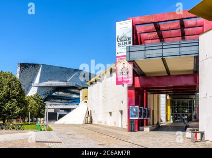 Eingang des Cite de la Musique in Paris, Frankreich, mit dem Konzertsaal der Philharmonie de Paris in der Ferne. Stockfoto