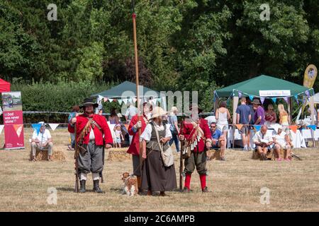 Mitglieder der Sealed Knot Reenactment Gruppe, die englische Bürgerkriegschlachten nachspielen Stockfoto