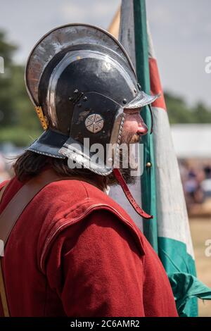 Mitglieder der Sealed Knot Reenactment Gruppe, die englische Bürgerkriegschlachten nachspielen Stockfoto