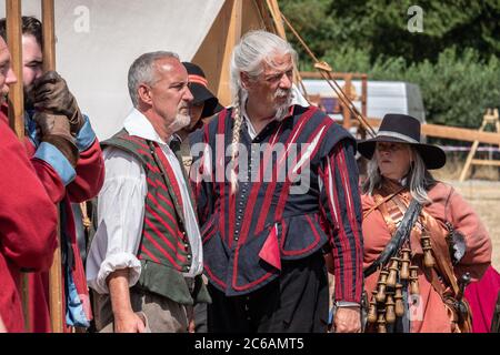 Mitglieder der Sealed Knot Reenactment Gruppe, die englische Bürgerkriegschlachten nachspielen Stockfoto