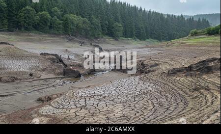 Lyn Brianne Stausee während einer Dürre und enthüllt ein Haus, das bedeckt war, als das Tal überflutet wurde. Carmathenshire Wales Stockfoto