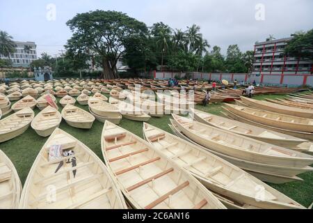 Ghior, Manikgan, Bangladesch. Juli 2020. Handgefertigte Holzboote werden am 08. Juli 2020 auf einem Bootsmarkt in Ghior, Manikgan, Bangladesch, zum Verkauf angeboten. Die Nachfrage nach verschiedenen Arten von kleinen Booten ist hier mit dem Anstieg des Wasserpegels in verschiedenen Flüssen und den anschließenden Überschwemmungen gestiegen. Die Nachfrage nach Dingi und Khosa Nauka (Kleinboot) hat sich für die regelmäßige Bewegung von Menschen in flutgefährdeten Gebieten hier erhöht. Quelle: Suvra Kanti das/ZUMA Wire/Alamy Live News Stockfoto