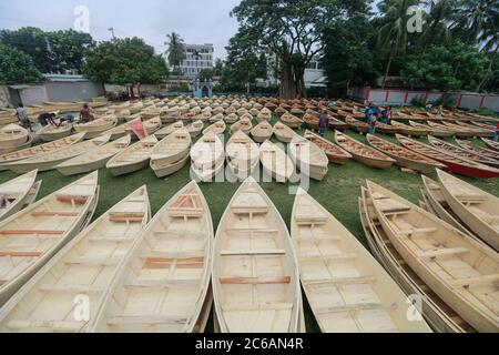 Ghior, Manikgan, Bangladesch. Juli 2020. Handgefertigte Holzboote werden am 08. Juli 2020 auf einem Markt in Ghior, Manikgan, Bangladesch, zum Verkauf angeboten. Die Nachfrage nach verschiedenen Arten von kleinen Booten ist hier mit dem Anstieg des Wasserpegels in verschiedenen Flüssen und den anschließenden Überschwemmungen gestiegen. Die Nachfrage nach Dingi und Khosa Nauka (Kleinboot) hat sich für die regelmäßige Bewegung von Menschen in flutgefährdeten Gebieten hier erhöht. Quelle: Suvra Kanti das/ZUMA Wire/Alamy Live News Stockfoto