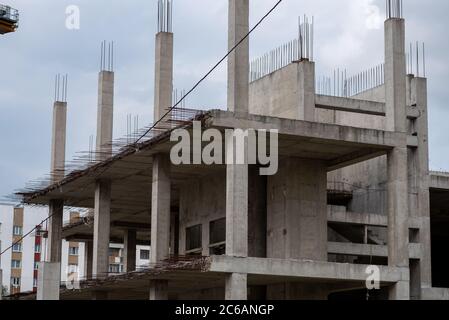 Herausstehende Verstärkung auf der Baustelle eines neuen Hauses. Stockfoto