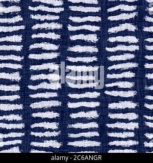 Nahtlose indigo Streifen Textur auf blau gewebte Boro Baumwolle gefärbten Effekt Hintergrund. Japanische wiederholen Batik widerstehen Muster. Verzweifelte Krawatte färben Bleichmittel Stockfoto