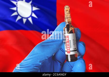 Taiwan Flagge mit Coronavirus Covid-19 Konzept. Arzt mit blauen Schutz medizinische Handschuhe hält eine Impfstoffflasche. Coronavirus covid 19 Impfstoff-Forscherin c Stockfoto