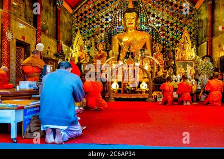 Mönche beten im Wat Phra That Doi Suthep, Chiang Mai, Thailand Stockfoto