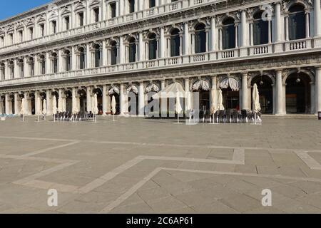 Venedig, Marktplatz, das geschlossene Cafe Florian, Aufstieg der Tourismusindustrie wegen der CoVid-19 Maßnahmen // Venedig, Piazza San Marco, The Closed Stockfoto