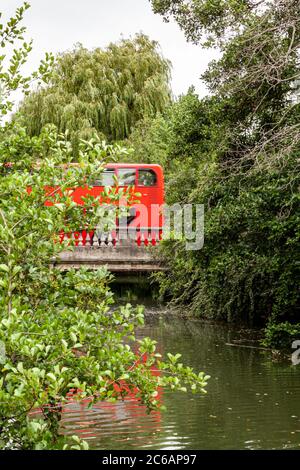 Roter Bus, der die Baluster und architektonische Details der Magdalen Brücke über den Fluss Cherwell in Oxford, England passiert Stockfoto