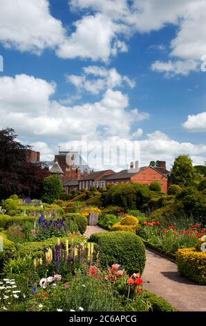 Der Garten von Nash's Haus, Stratford-upon-Avon. Dieses Haus wurde von William Shakespeare für seine Enkelin gebaut. Das Royal Shakespeare Theatre Can Stockfoto