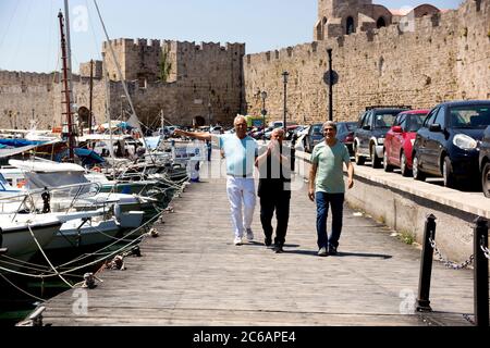 Drei Männer in Griechenland sind glücklich und glücklich. Griechische Männer. Griechische Gastfreundschaft. Stockfoto