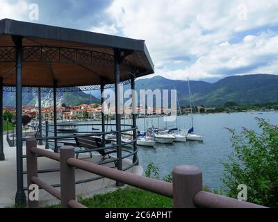 Touristischer Hafen des Lago maggiore in der Sommersaison. Feriolo, Piemont, Italien Stockfoto