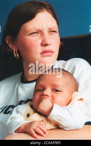 Teenager-Mutter, die in einer vorübergehenden Unterkunft lebt; Leeds Stockfoto