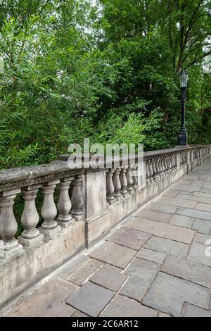 Die Baluster und architektonischen Details der Magdalen Brücke über den Fluss Cherwell in Oxford, England Stockfoto