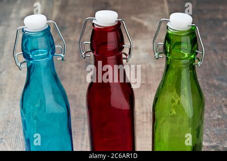 Flasche (aus der französischen Bouteille und aus dem lateinischen butticŭla) ist ein Behälter, der Flüssigkeiten aufnehmen und transportieren soll, aus starren Materialien, Stockfoto