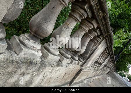 Die Baluster und architektonischen Details der Magdalen Brücke über den Fluss Cherwell in Oxford, England Stockfoto